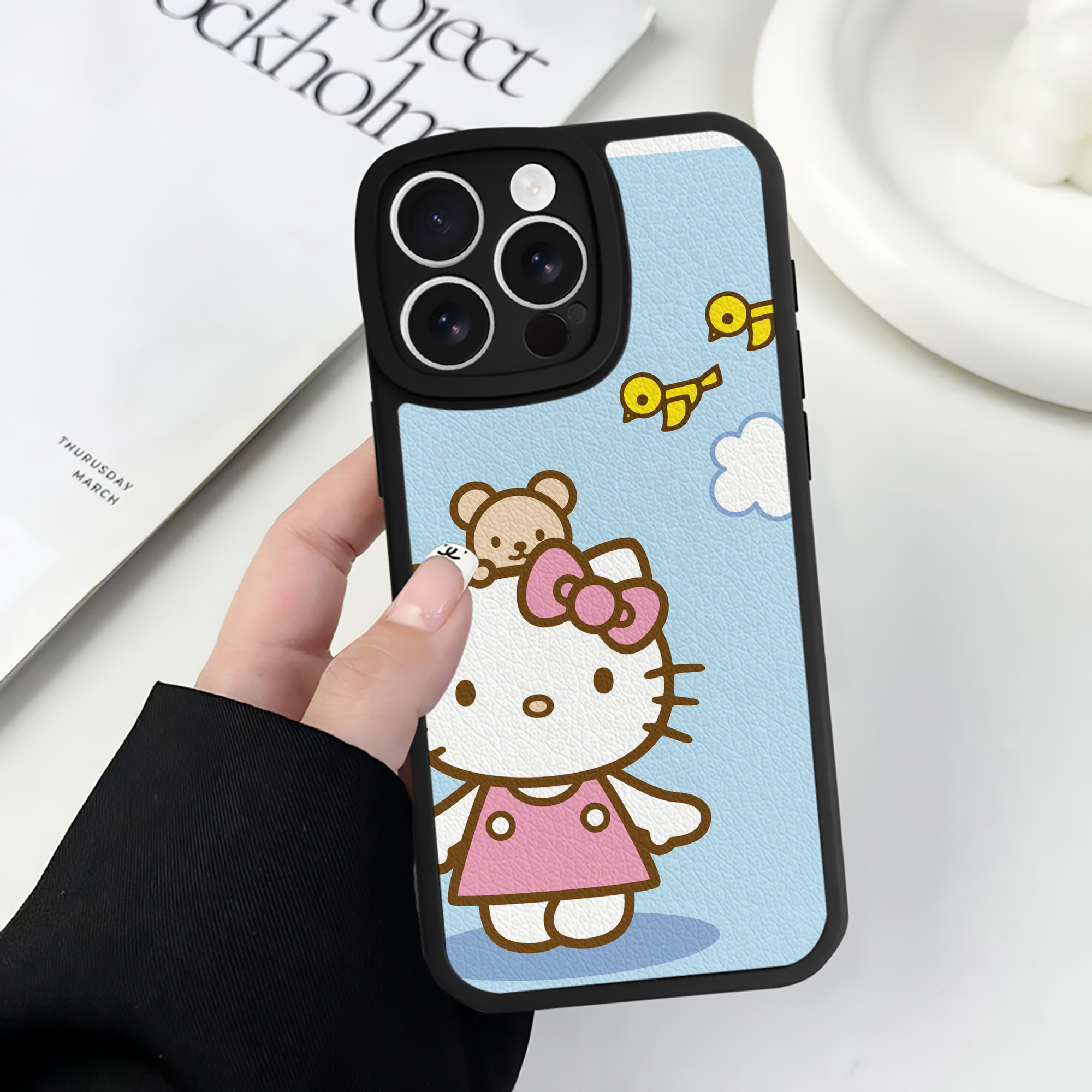 （画像用） Hello Kitty ハローキティ 【iPhone 16シリーズ対応】シリコンスマホケース（レザー調） 材質：シリコン